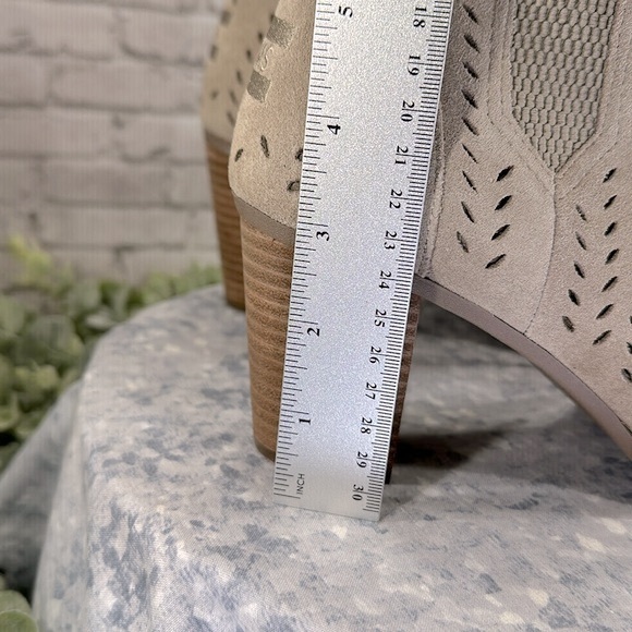 TOMS Majorca Beige Suede Peep Toe Perforated Fashion Ankle Booties WMS 9M✨EUC✨ - Picture 10 of 11